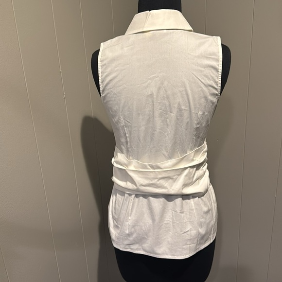 Ecru white sleeveless hidden button slit neckline cummerbund style blouse. XS - Picture 5 of 9